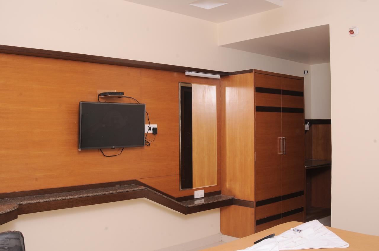 Hlv Grand Inn Бангалор Екстериор снимка