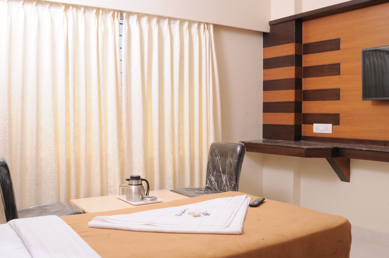 Hlv Grand Inn Бангалор Екстериор снимка