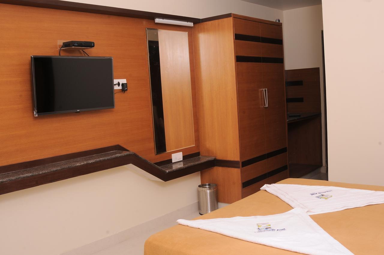 Hlv Grand Inn Бангалор Екстериор снимка
