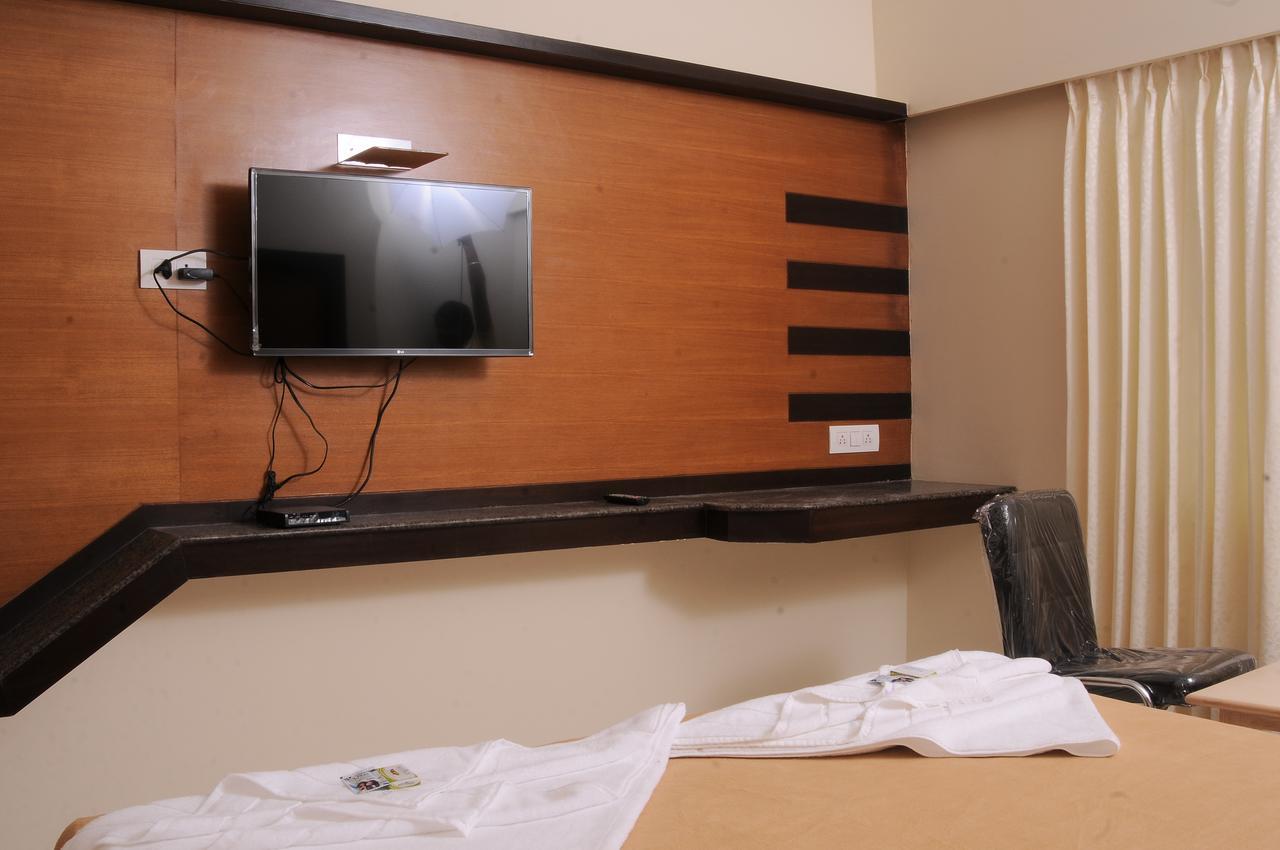 Hlv Grand Inn Бангалор Екстериор снимка