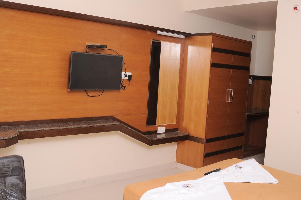 Hlv Grand Inn Бангалор Екстериор снимка