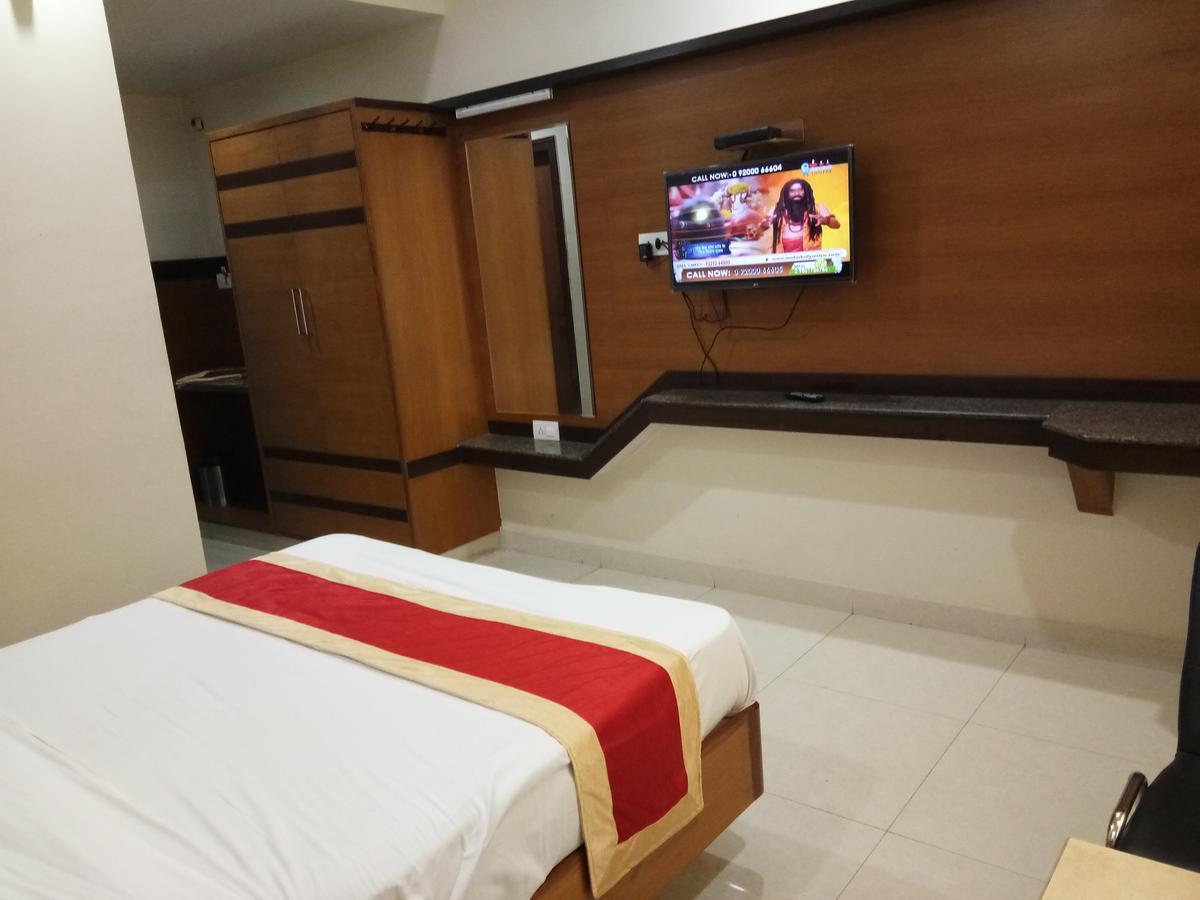 Hlv Grand Inn Бангалор Екстериор снимка