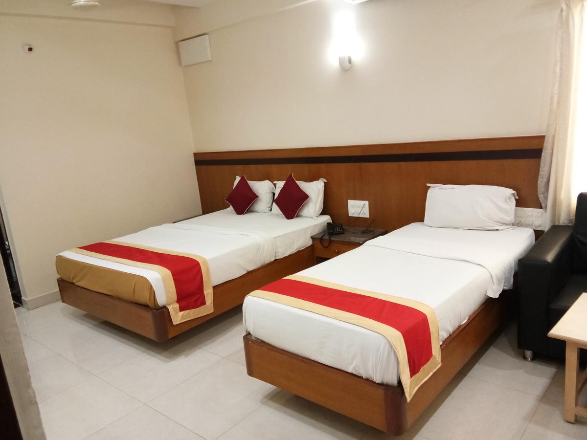 Hlv Grand Inn Бангалор Екстериор снимка