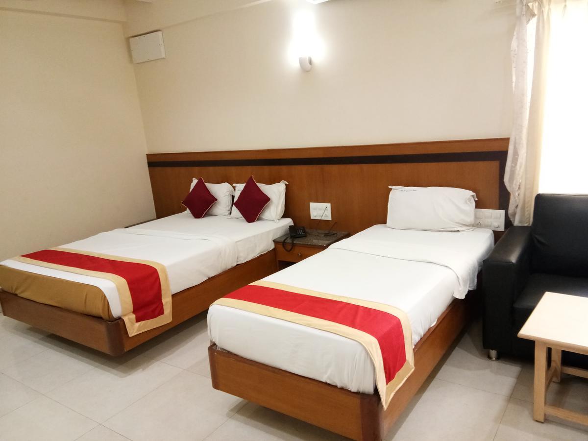 Hlv Grand Inn Бангалор Екстериор снимка